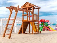 Детская игровая площадка на пляже